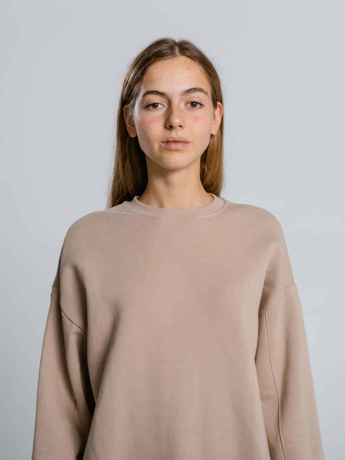 sweat-oversize-beige-écoresponsable-femme-1 sweat oversize beige écoresponsable femme coupe minimaliste Etikashion