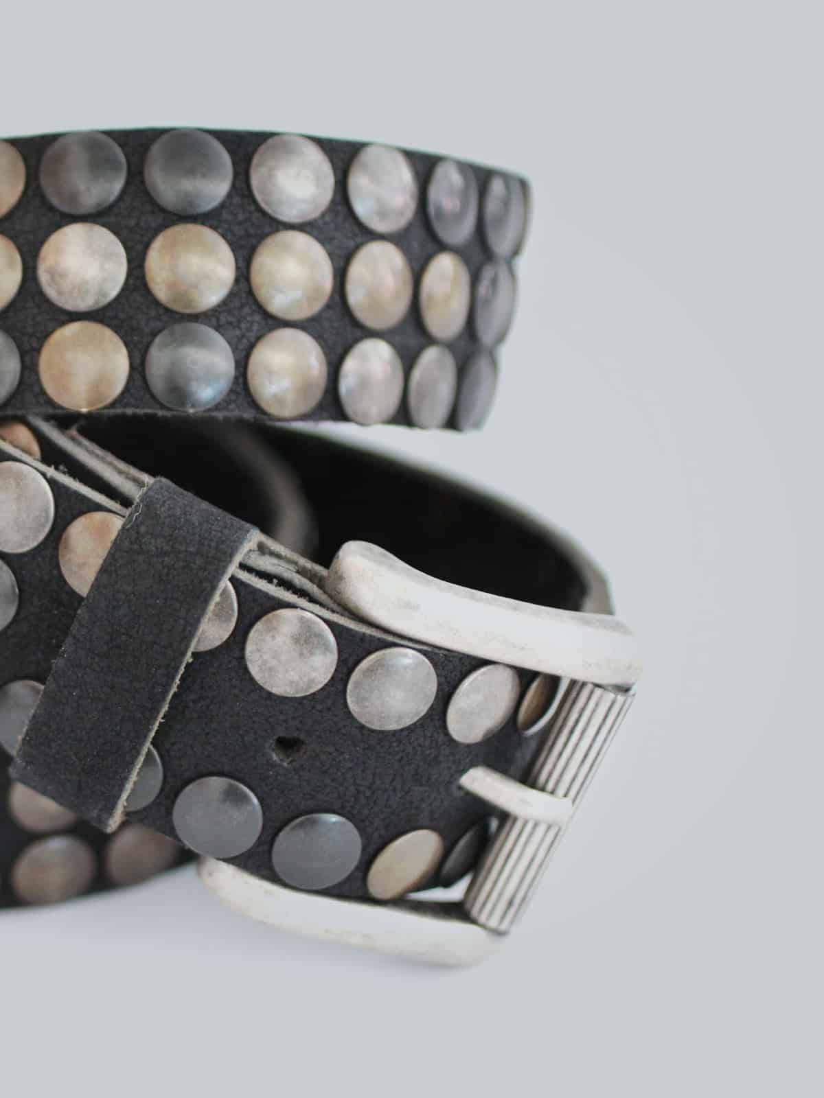 ceinture noire cloutée écoresponsable unisexe rivets métalliques Etikashion
