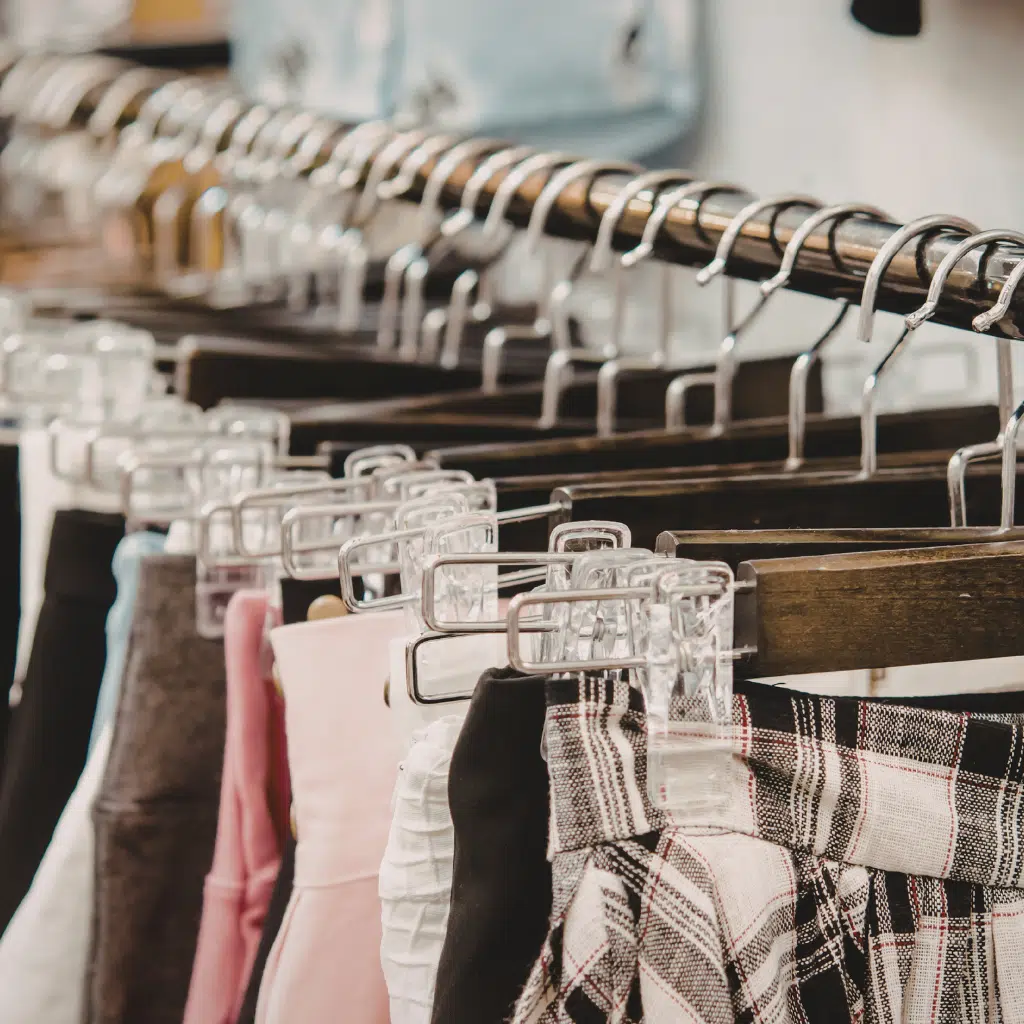 vêtements etikashion sur un portant