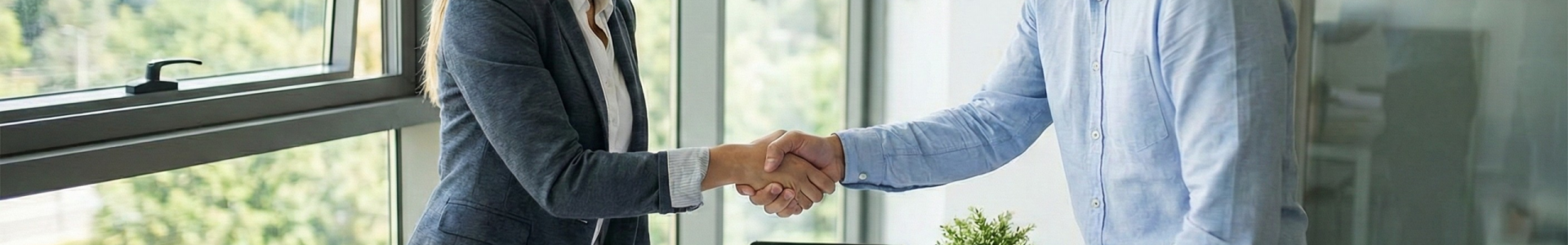 deux personnes se serrant la main dans un contexte de réunion